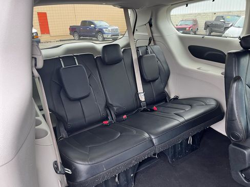Used 2018 Chrysler Pacifica Touring-L image 20