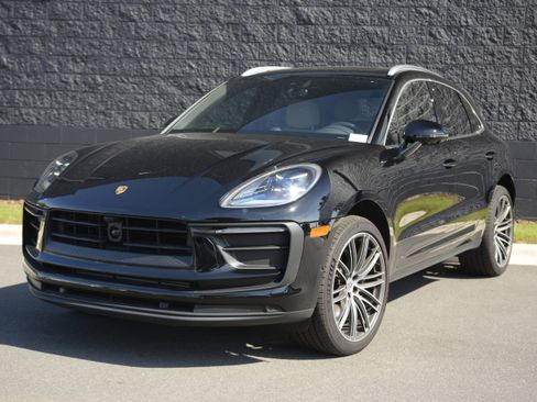 Certified 2026 Porsche Macan AWD/4WD image 43