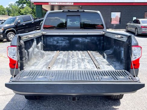 Used 2018 Nissan Titan SL w/ Chrome Package AWD/4WD image 9