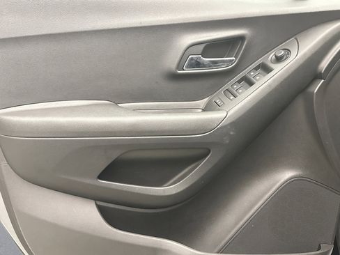 Used 2020 Chevrolet Trax LS image 9