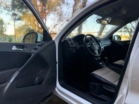 Used 2017 Volkswagen Tiguan S image 11