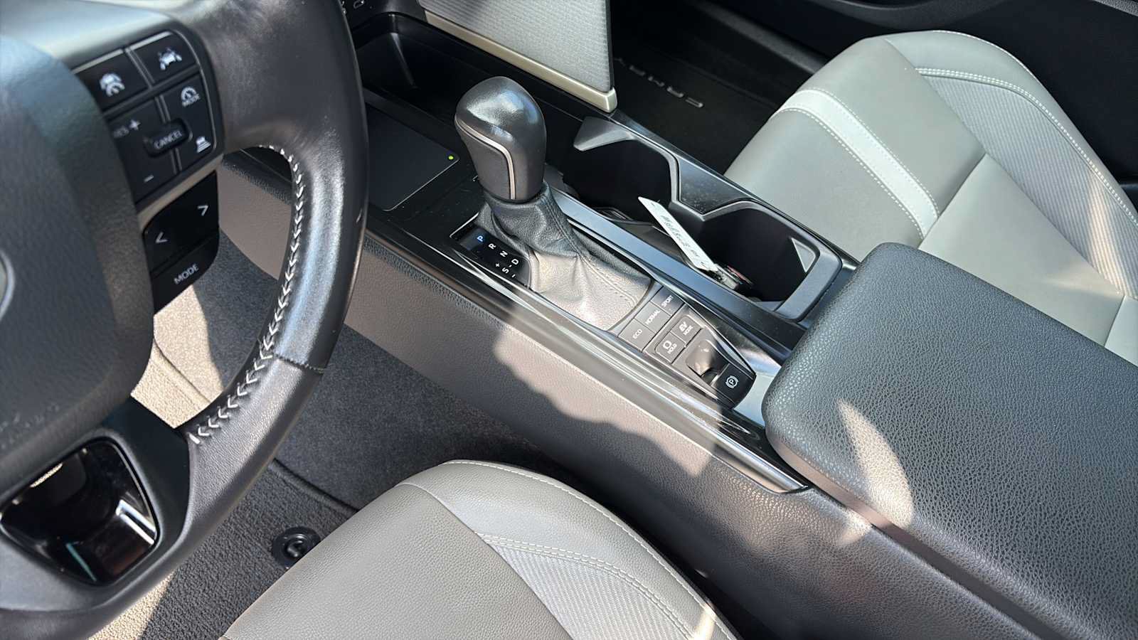 Used 2025 Toyota Camry SE FWD image 14