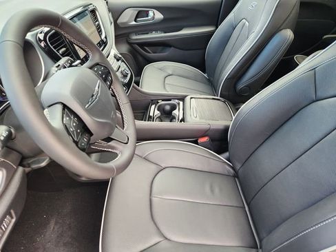 New 2026 Chrysler Pacifica Limited w/ S Appearance Package image 9