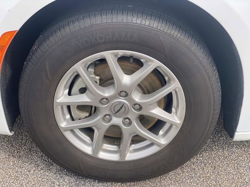 Certified 2025 Chrysler Pacifica Select FWD image 13