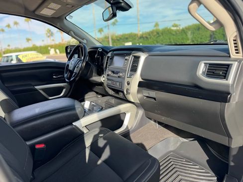 Used 2018 Nissan Titan SV w/ SV Convenience Package image 36