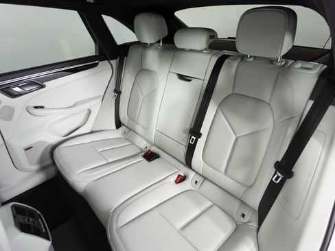 New 2026 Porsche Macan image 33