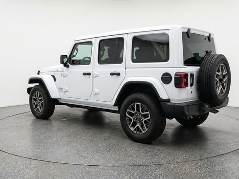 Used 2025 Jeep Wrangler Sahara image 6