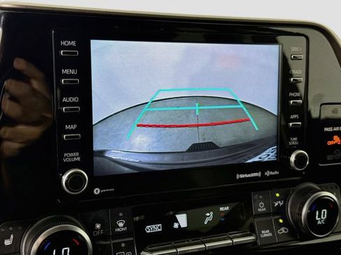 Used 2022 Toyota Highlander XLE FWD image 13