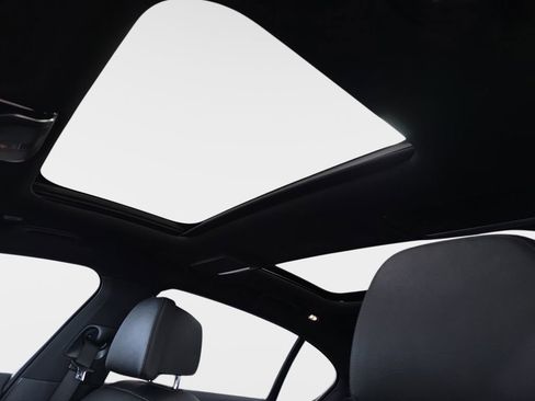 Used 2022 BMW 740i w/ M Sport Package image 29