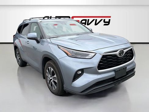 Used 2022 Toyota Highlander XLE AWD/4WD image 1