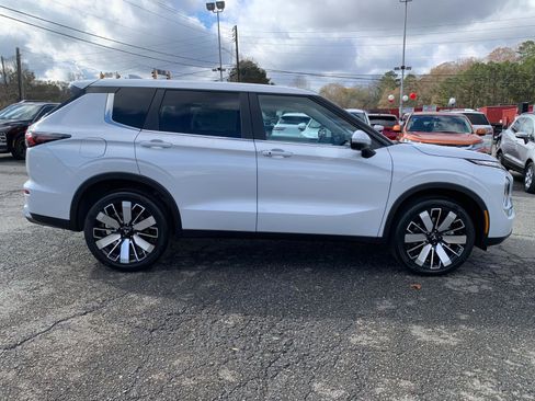 New 2025 Mitsubishi Outlander SE image 2
