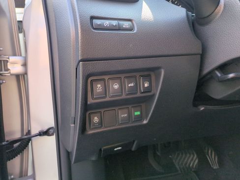 Used 2019 Nissan Rogue SV w/ Premium Package FWD image 17