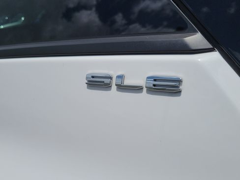 Used 2024 GMC Terrain SLE w/ Driver Convenience Package FWD image 29