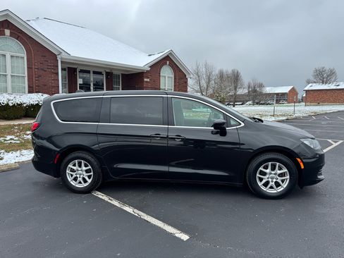 Used 2018 Chrysler Pacifica LX image 12