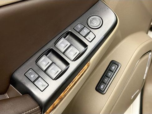 Used 2017 Chevrolet Suburban Premier image 18