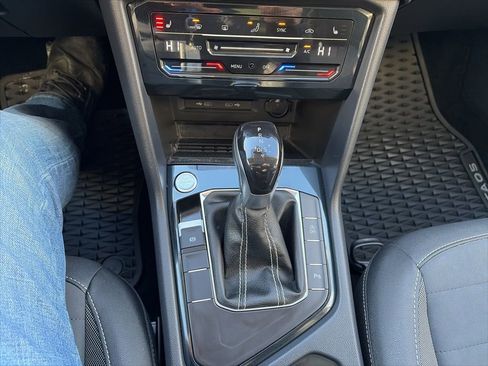 Certified 2025 Volkswagen Taos SE image 8