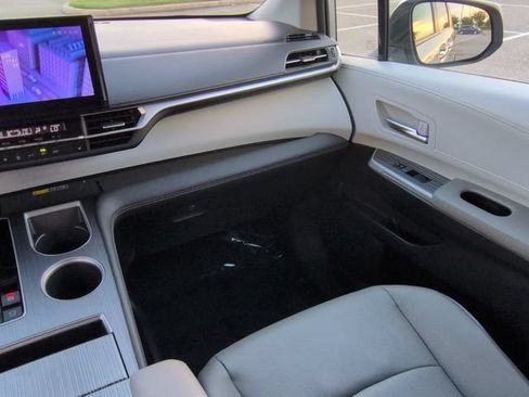 Used 2025 Toyota Sienna XLE FWD image 17