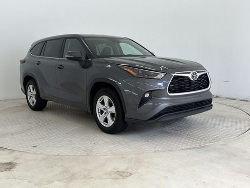 Used 2025 Toyota Highlander LE FWD image 7