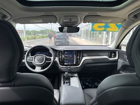 Used 2025 Volvo XC60 B5 Plus AWD/4WD image 18