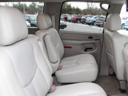 Used 2005 Chevrolet Suburban 2500 LT w/ Preferred Equipment Group image 19