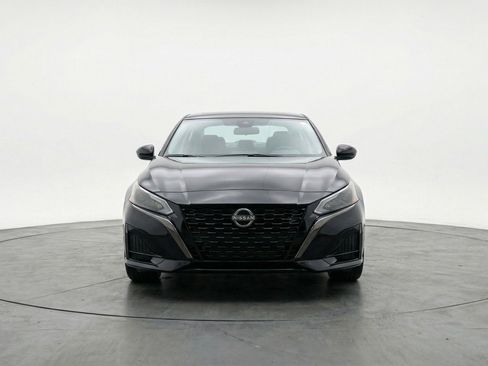 Used 2025 Nissan Altima 2.5 SV FWD image 2