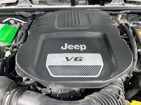 Used 2015 Jeep Wrangler Sahara AWD/4WD image 25