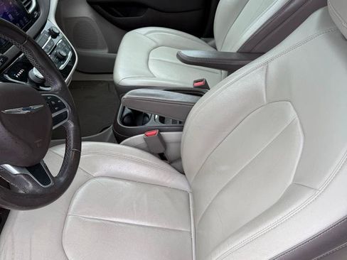 Used 2017 Chrysler Pacifica Touring-L FWD image 7