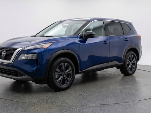 Used 2025 Nissan Rogue SV FWD image 3
