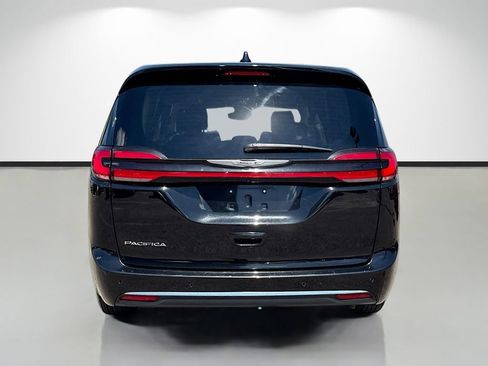 Used 2024 Chrysler Pacifica Touring-L FWD image 4