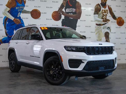 Used 2025 Jeep Grand Cherokee Altitude AWD/4WD image 2