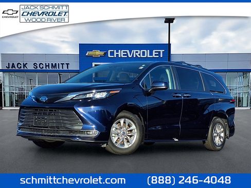 Used 2024 Toyota Sienna XLE image 1