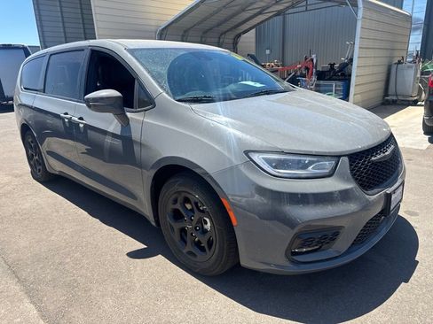 Used 2022 Chrysler Pacifica Touring-L w/ S Appearance Package FWD image 1
