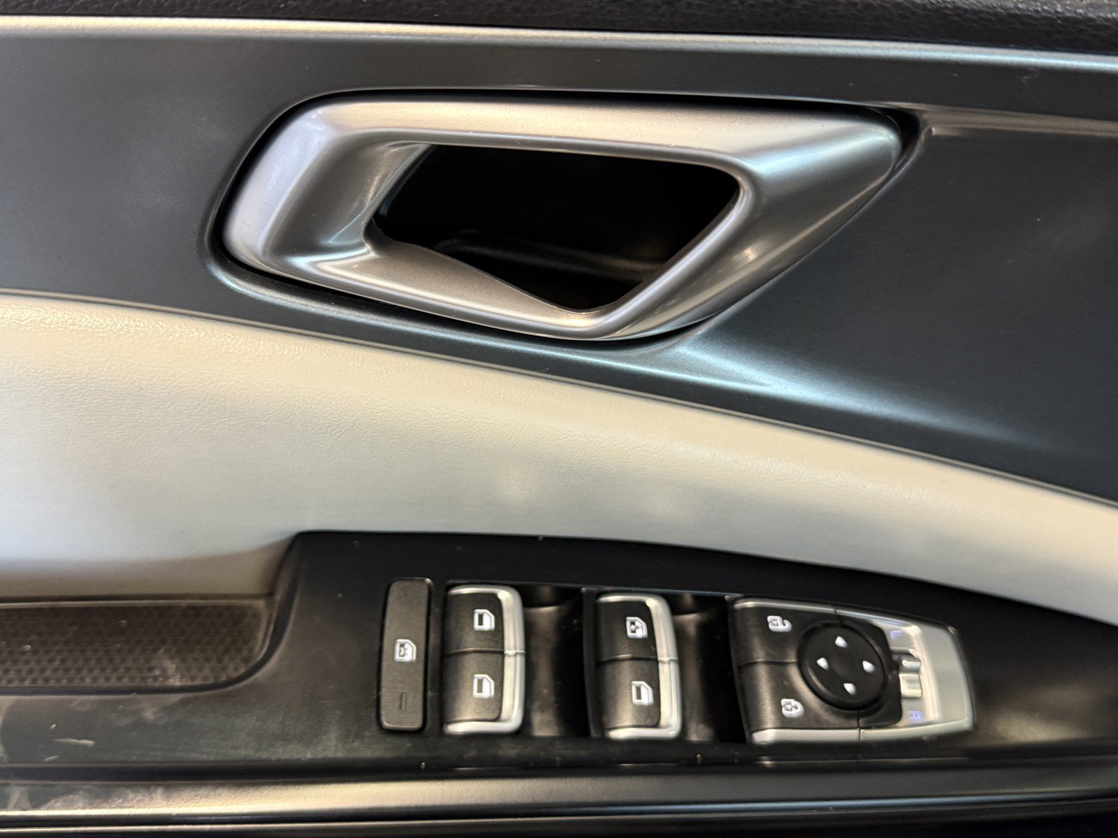 Used 2023 Kia Carnival LX FWD image 23