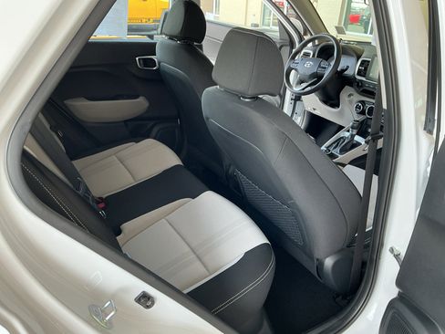 Certified 2025 Hyundai Venue SEL image 14