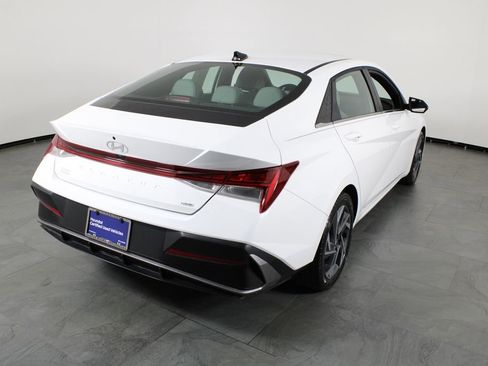 Certified 2025 Hyundai Elantra Limited image 16