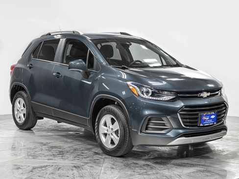 Used 2022 Chevrolet Trax LT w/ LT Convenience Package image 11