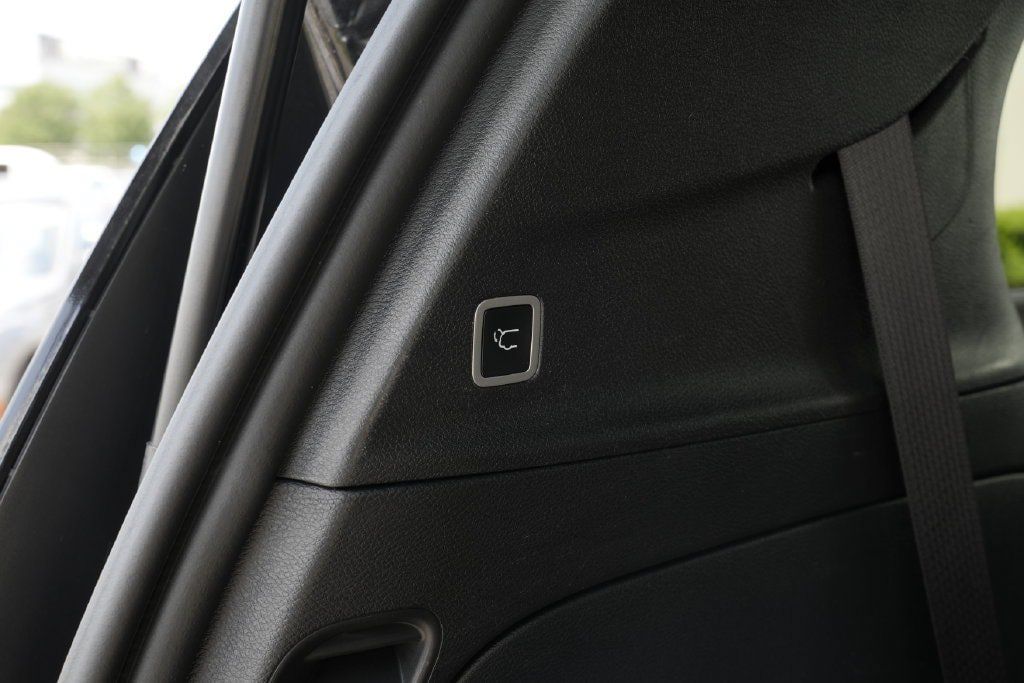 Used 2025 Chrysler Pacifica Limited FWD image 16