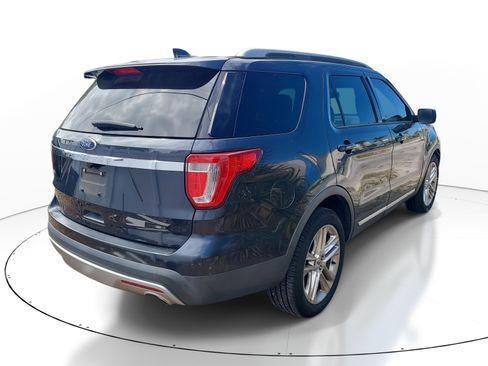 Used 2017 Ford Explorer XLT w/ Equipment Group 202A image 6