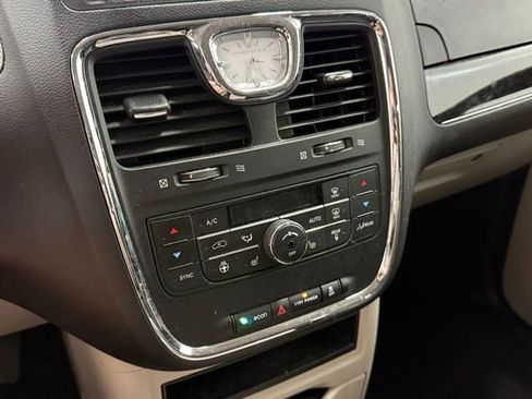 Used 2015 Chrysler Town & Country Touring w/ Driver Convenience Group image 16