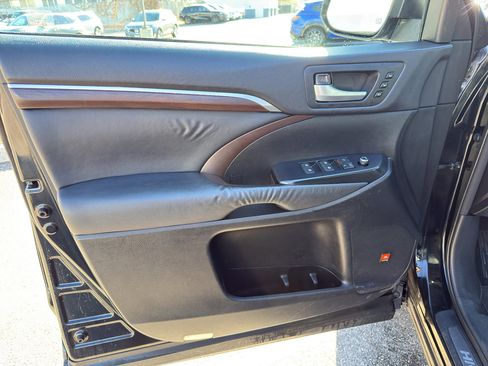 Used 2015 Toyota Highlander Limited image 10