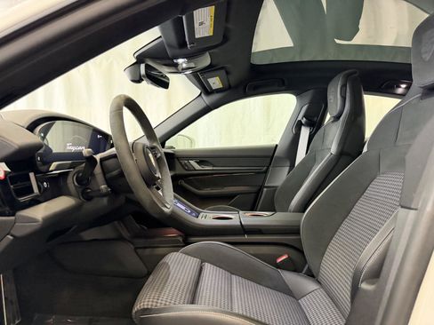 Used 2025 Porsche Taycan image 5