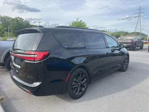 Used 2025 Chrysler Pacifica Limited FWD image 18