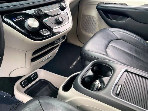 Used 2021 Chrysler Pacifica Touring-L w/ Premium & Safety Sphere Group image 20