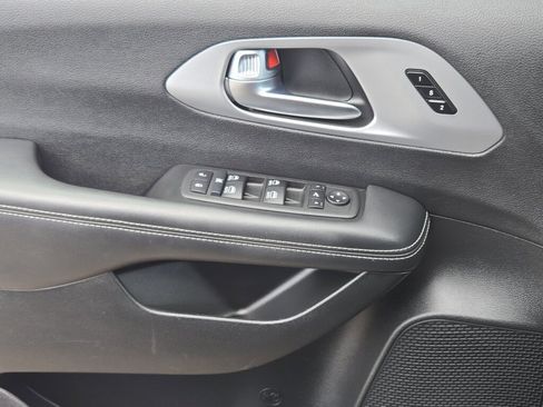 Used 2025 Chrysler Pacifica Limited FWD image 7