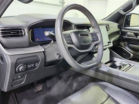 Used 2024 Jeep Wagoneer L Series II RWD image 10