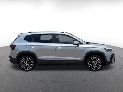 Used 2025 Volkswagen Taos SE FWD image 16