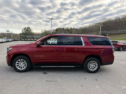 Used 2022 Chevrolet Suburban LT w/ Luxury Package image 8