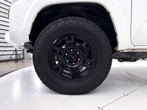 Used 2020 Toyota Tacoma TRD Sport w/ Technology Package AWD/4WD image 10