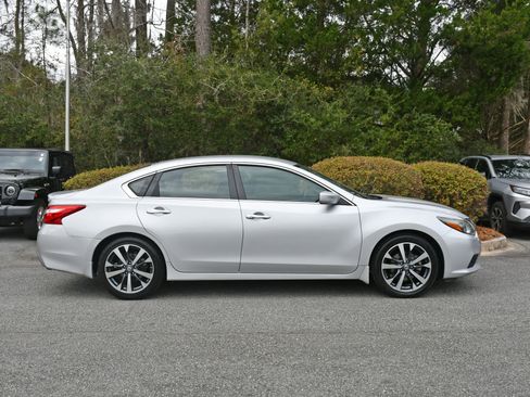 Used 2016 Nissan Altima 2.5 SR w/ LED Appearance Package image 5