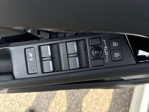 Used 2024 Land Rover Range Rover Evoque S image 18